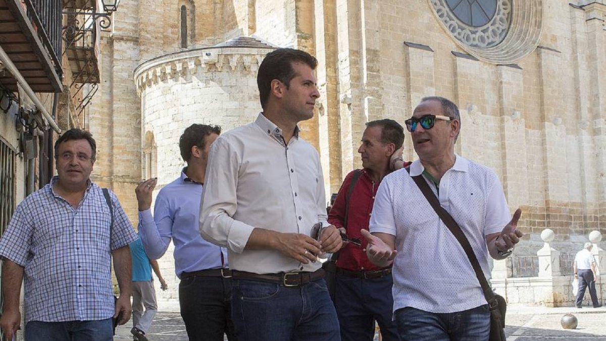 El secretario general del PSOE de Castilla y León y portavoz del Grupo Parlamentario, Luis Tudanca, trata la política cultural y turística de la Junta de Castilla y León, junto con el secretario de Cultura de la Ejecutiva Autonómica, Juan Velasco-Ical