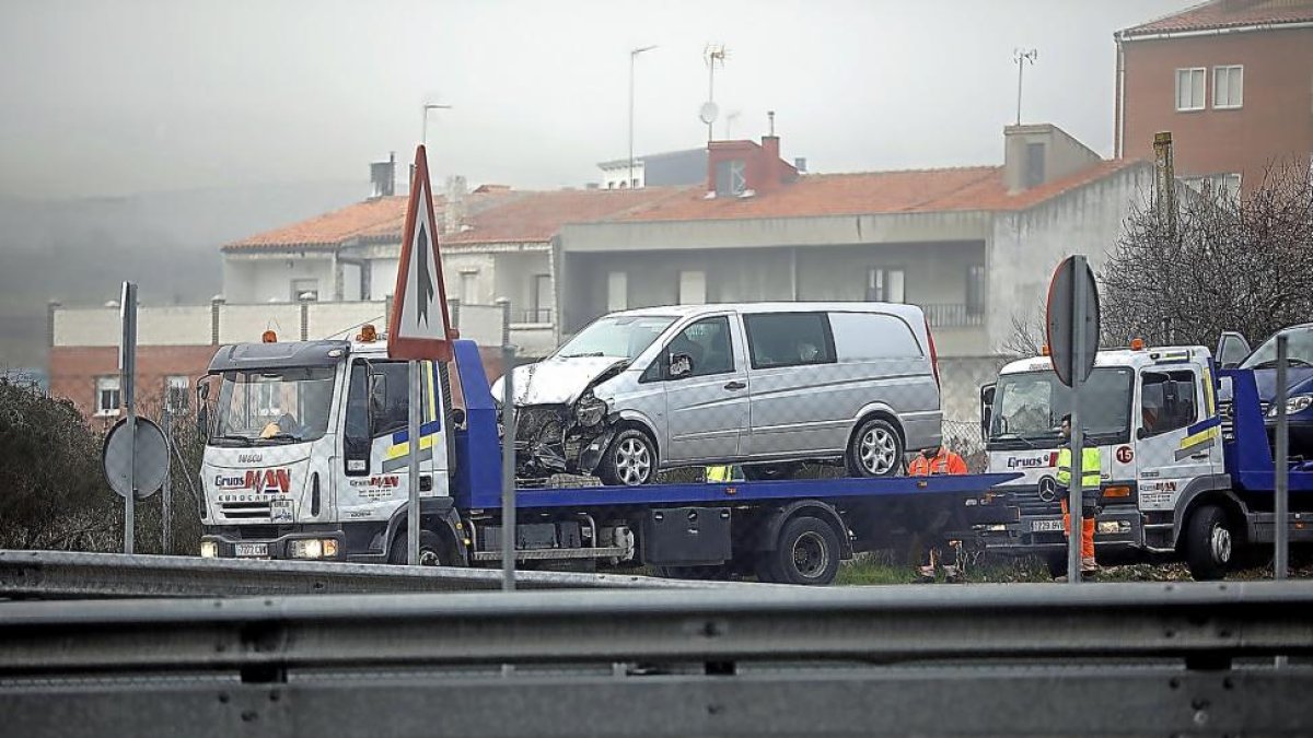 Una de las furgonetas implicadas en el segundo de los accidentes registrados ayer en la Autovía de Castilla, a la altura de Arroyo de la Encomienda.-JOSE C. CASTILLO