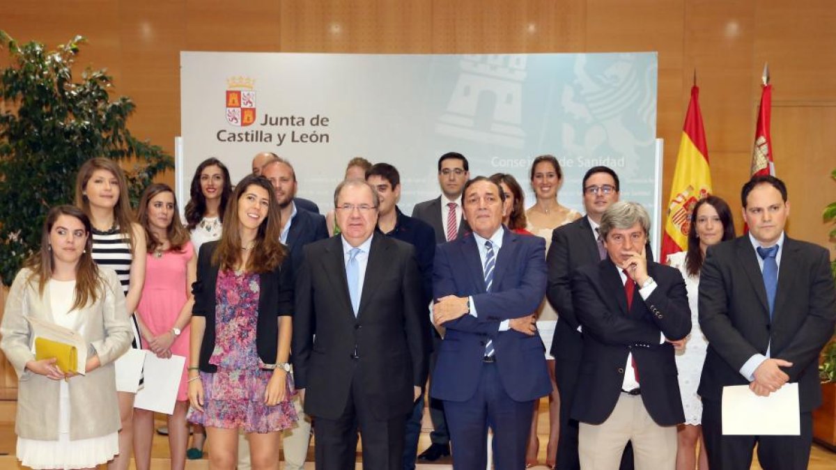 Juan Vicente Herrera, y el consejero de Sanidad, Antonio Saez Aguado, posan junto a los galardonados con los premios 'José María Segovia de Arana'-ICAL