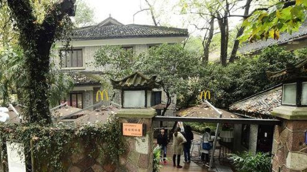 El McCafé de McDonald's, en el Lago del Oeste de Hangzhou (China).-AFP / STR
