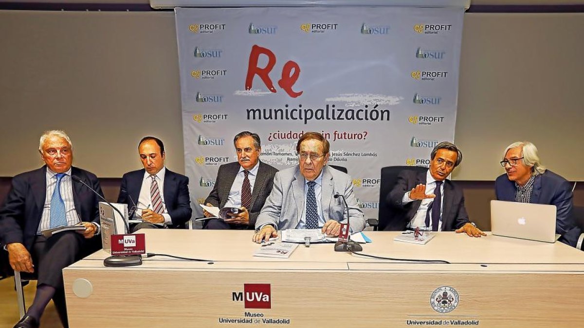 Los autores Carlos Díaz Güell, Lorenzo Dávila, Valeriano Gómez, Ramón Tamames, Jesús Sánchez Lambás y Ramiro Aurín en la presentación del libro.-J.M.LOSTAU