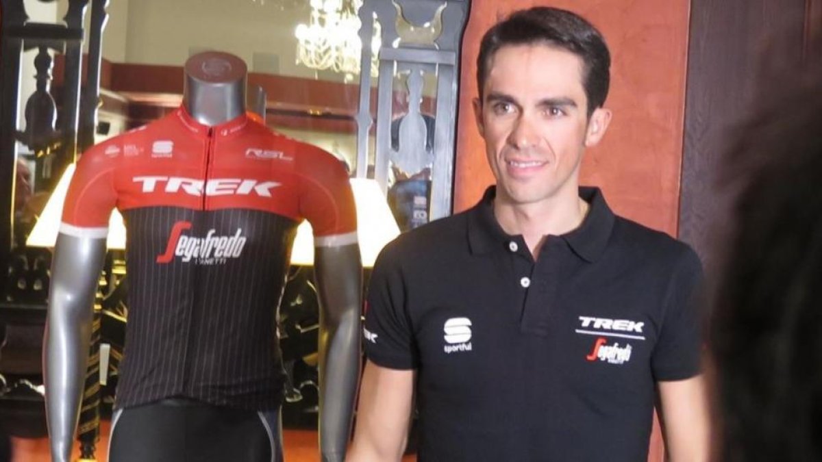 Alberto Contador, hoy, en Palma, junto a su nuevo maillot.-EMILIO PÉREZ DE ROZAS