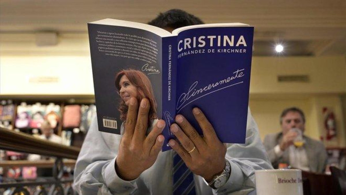 Un hombre lee en una cafetería de Buenos Aires el libro Sinceramente, escrito por Cristina Fernández de Kirchner.-AFP / JUAN MABROMATA