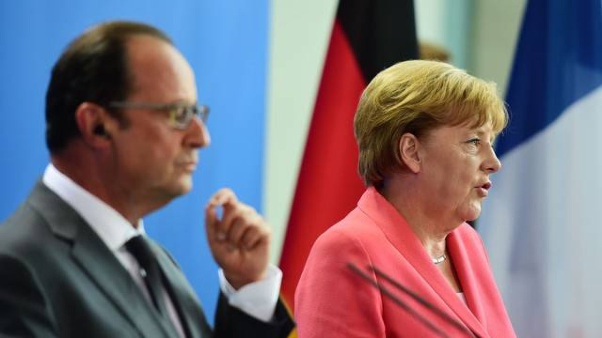 Merkel y Hollande en la comparecencia posterior a su encuentro de este lunes en Berlín.-Foto: AFP / JOHN MACDOUGALL