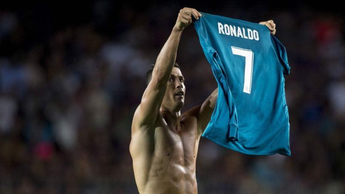 Cristiano Ronaldo muestra la camiseta a la grada del Camp Nou tras conseguir el segundo tanto del Madrid.-STRINGER (AFP)