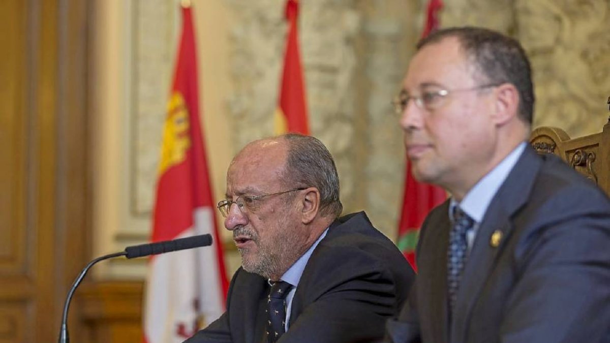 León de la Riva y Alfredo Blanco presentan la liquidación del presupuesto-M. Á. SANTOS