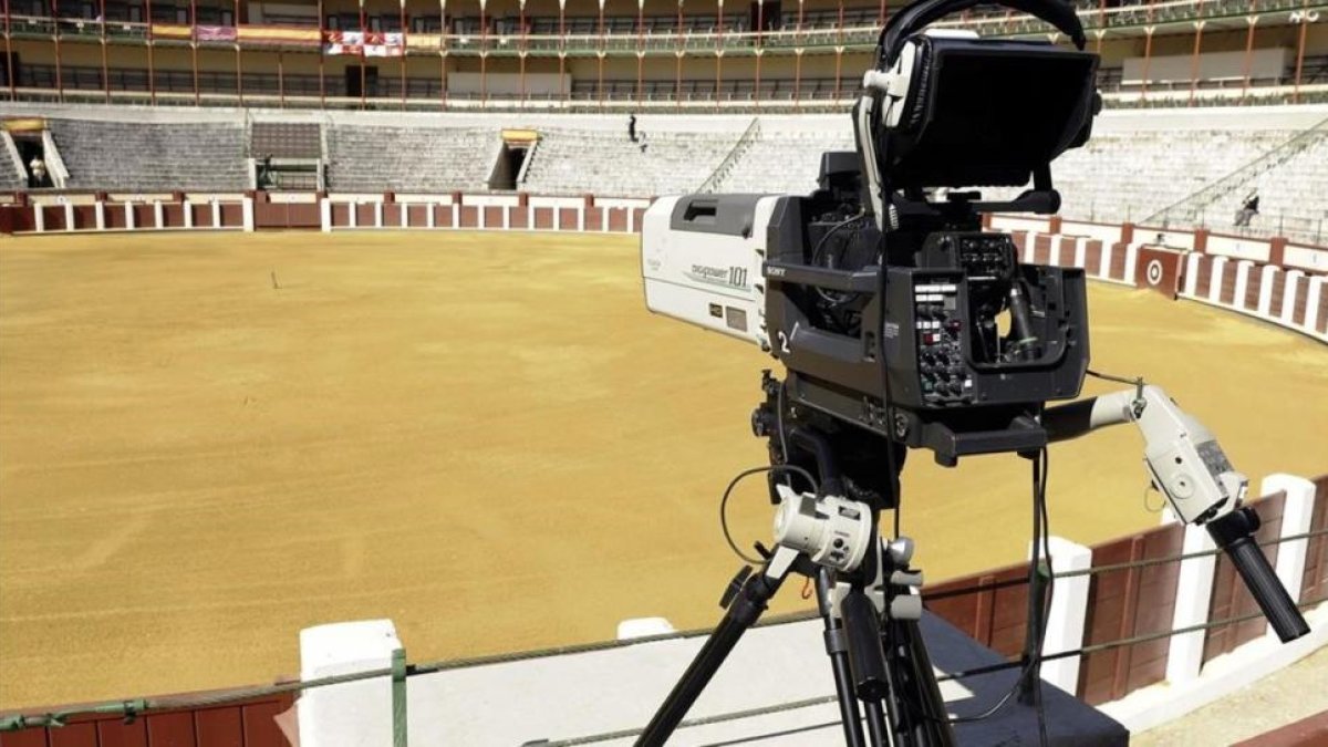 Cámara de televisión ya situada para la retransmisión de una corrida de toros en el coso de Valladolid.-NACHO GALLEGO