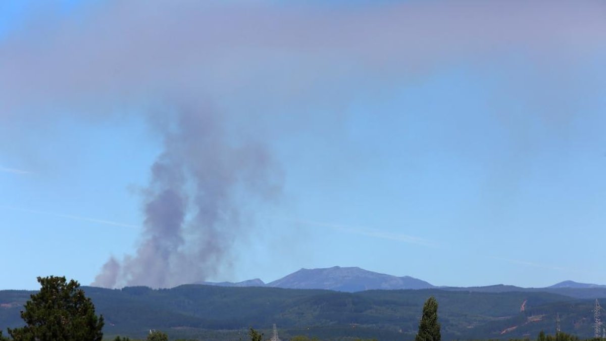 Imagen del incendio que ha tenido lugar en la localidad de San Miguel de Langre (León).-ICAL
