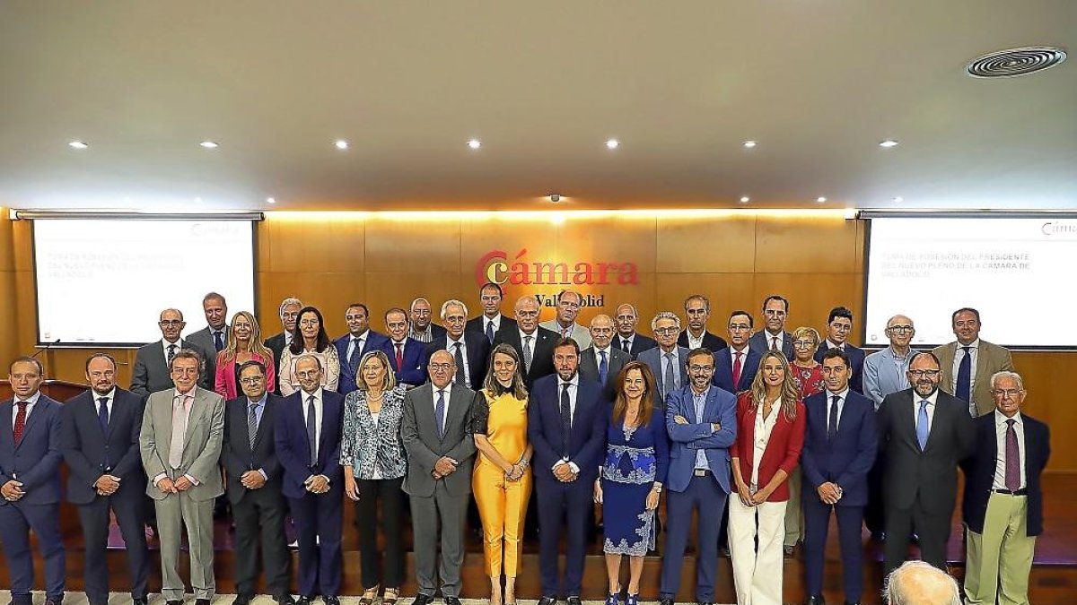 Víctor Caramanzana, junto a los miembros de la junta directiva, José Antonio de Santiago–Juárez, Pilar del Olmo, Jesús Julio Carnero, Óscar Puente y Silvia Clemente.-ICAL