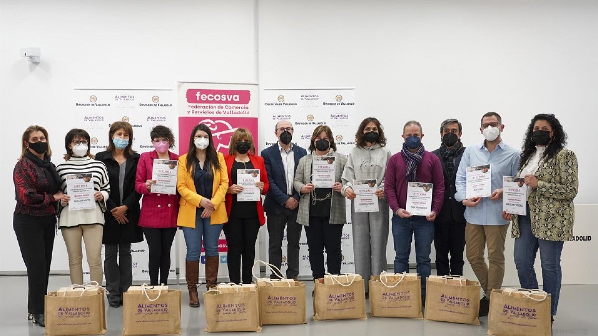 La vicepresidenta segunda de la Diputación de Valladolid, Gema Gómez, y el presidente de la Federación de Comercio y Servicios de Valladolid (FECOSVA), Jesús Herreras, entregan los premios del Concurso Escaparates de Navidad Pueblos de Valladolid. - E. M.