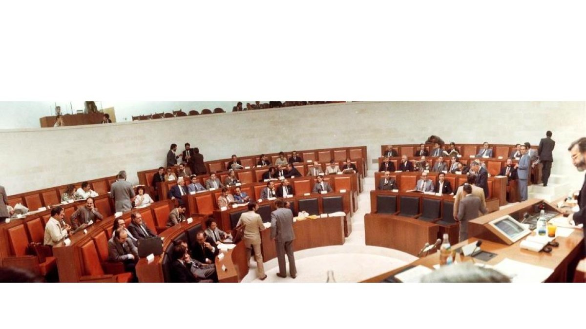Primera sesión plenaria celebrada en el Hemiciclo de las Cortes  en Fuensalda el 18 de octubre de 1985-Archivo de las Cortes