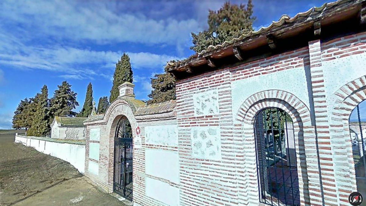 Fachada y puerta principal del cementerio de Olmedo, a las afueras del casco urbano en dirección norte.-GLG SW