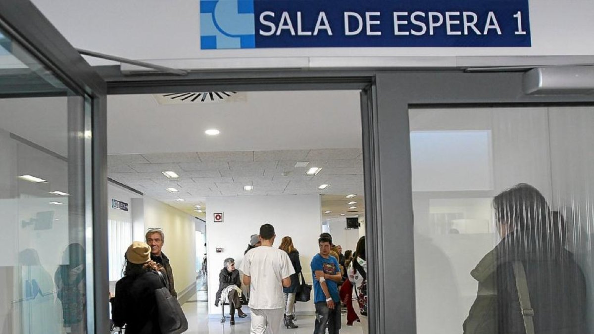 Imagen de archivo de una de las salas de espera del Hospital Clínico de Valladolid.-J. M. LOSTAU