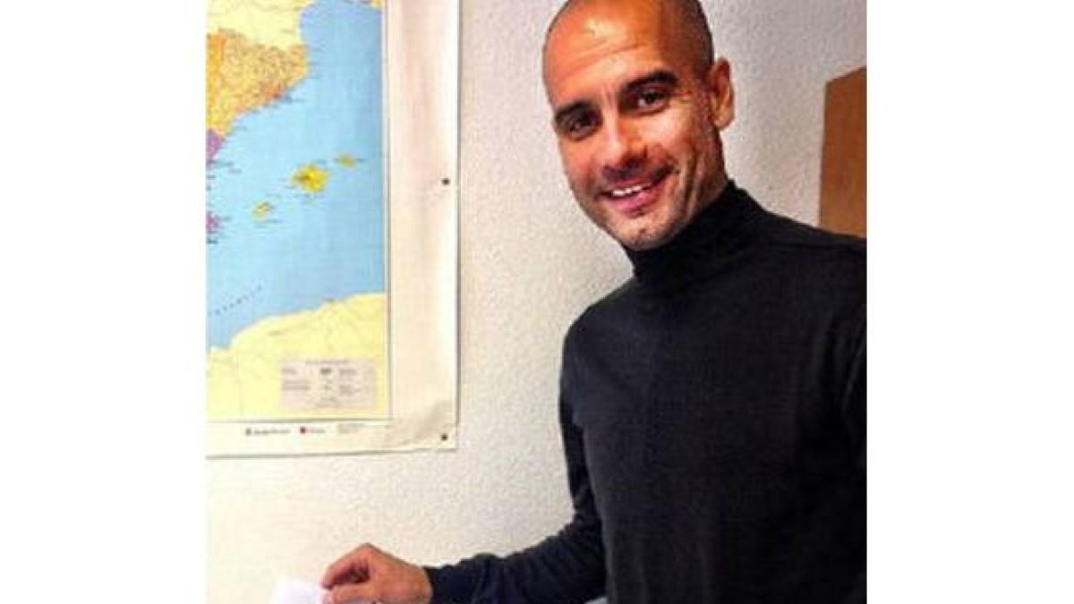 Pep Guardiola vota en el consulado de Múnich.-