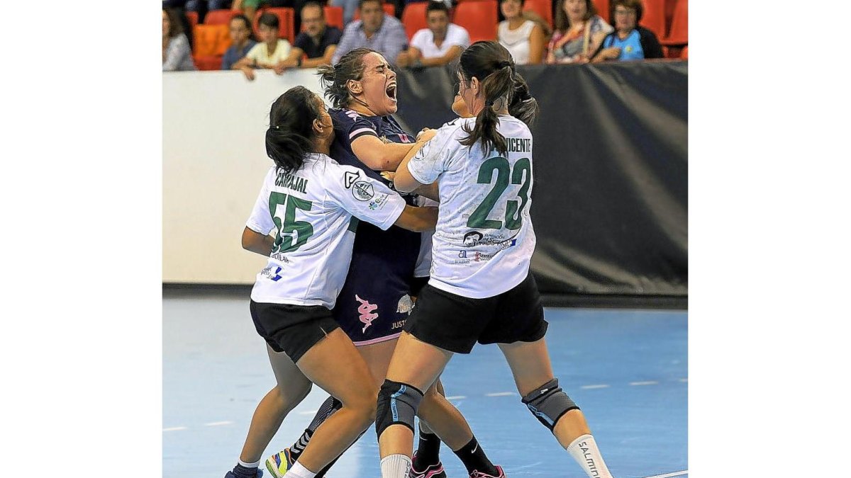 Ana Vergara recibe la falta de Orianna Carvajal y Anna Vicente.-MARTA FERNÁNDEZ