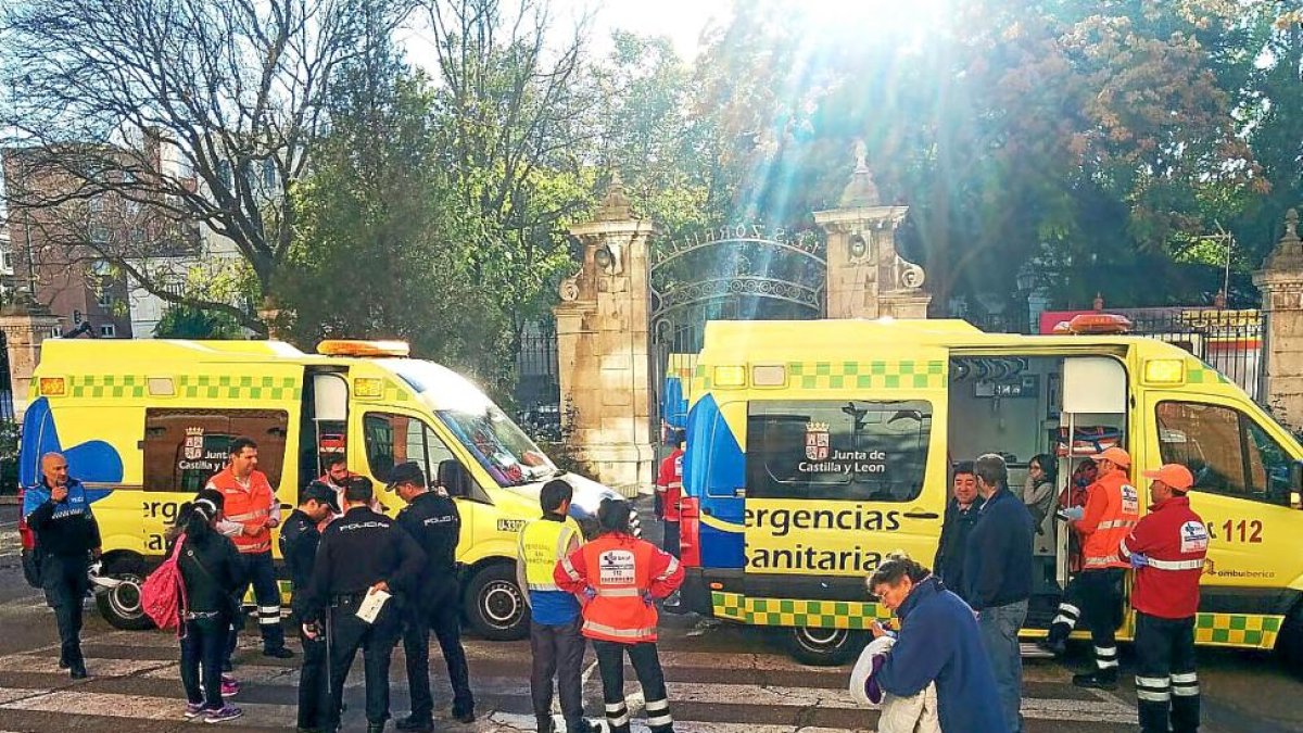 Dos ambulancias atienden a los alumnos intoxicados a causa de la propagación de un gas durante la mañana de ayer en el IES Zorrilla.-E.M.