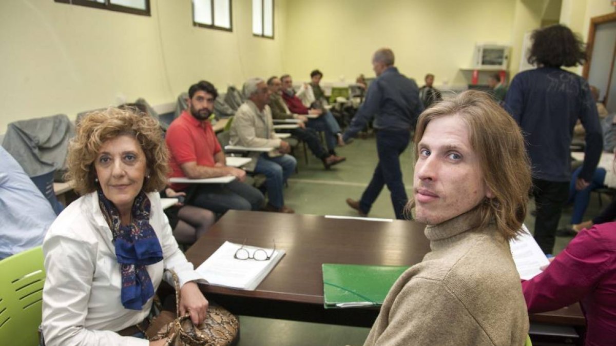 El candidato de Podemos a la Presidencia de la Junta, Pablo Fernández, participa en un acto público donde presentará sus propuestas en materia de Educación. En la imagen con la candidata de Podemos Salamanca , Isabel Muñoz-Ical