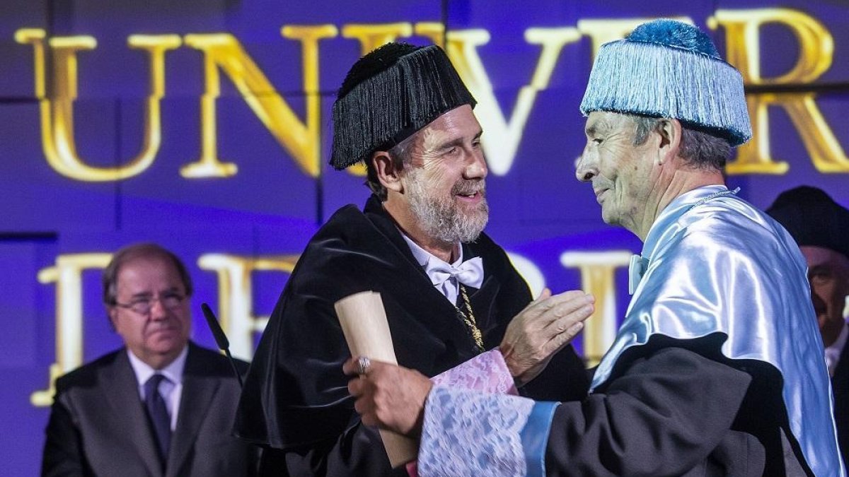Juan José Laborda recibió ayer la distinción como doctor Honoris Causa a manos del rector de la Universidad de Burgos, Manuel Pérez Mateos.-SANTI OTERO