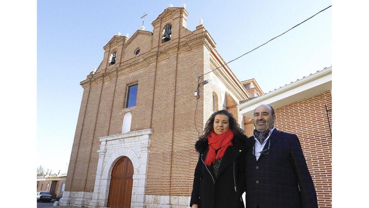 Javier Sanz y su hija Leticia, en la fachada de la iglesia.-J.M. LOSTAU