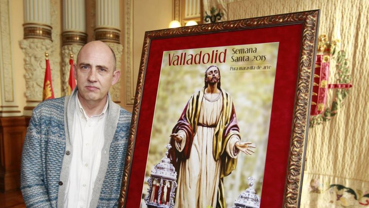El fotógrafo Chema Concellón posa con el cartél de la Semana Santa de Valladolid 2015-Ical