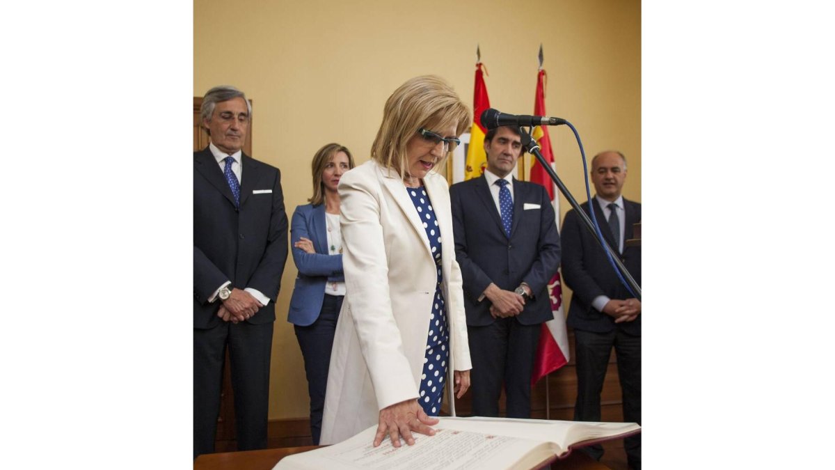 El delegado del Gobierno en Castilla y León, Juan Carlos Suárez-Quiñones, preside la toma de posesión de la nueva subdelegada del Gobierno en Ávila, María de los Ángeles Ortega-Ical
