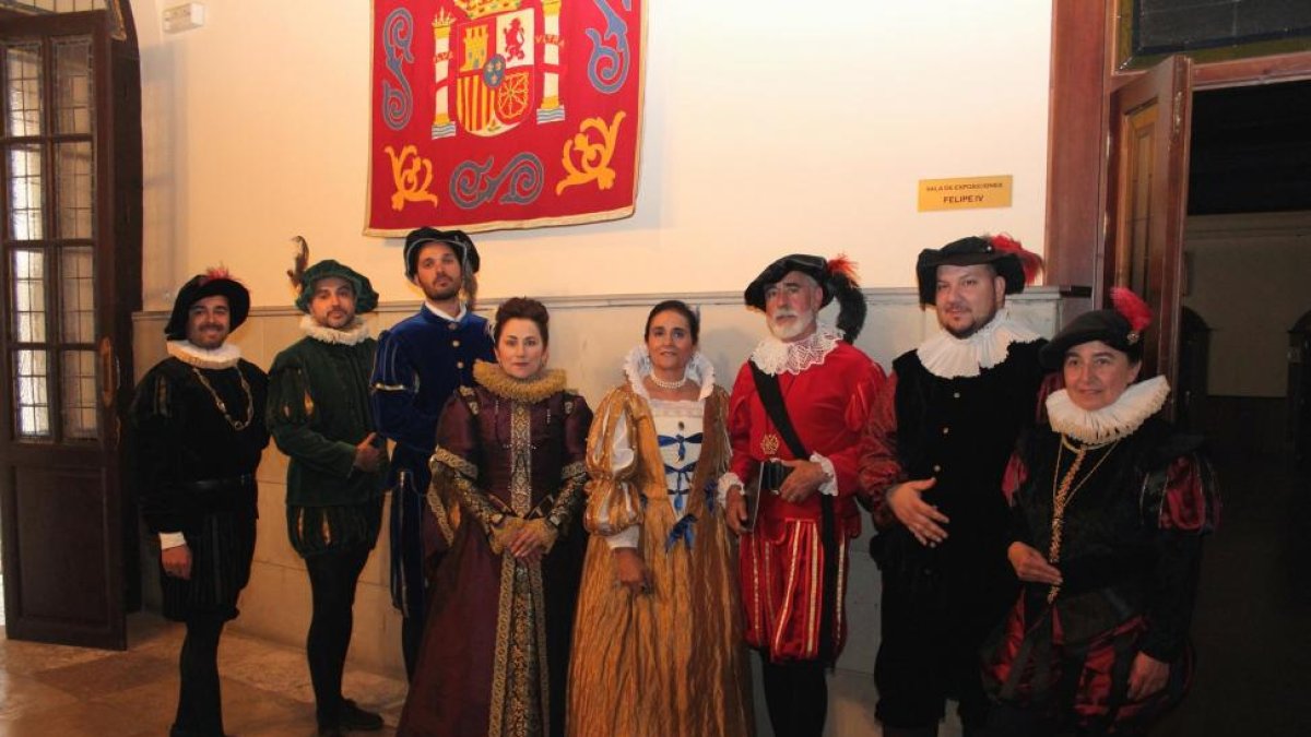 Miembros y voluntarios del departamento de iniciativas culturales ‘El Pilar’ ataviados para la recreación histórica.-E.M.