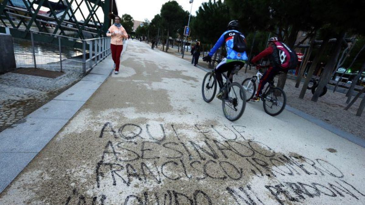 Pintada aparecida en el lugar de la muerte de Jimmy.-J. M. PRATS