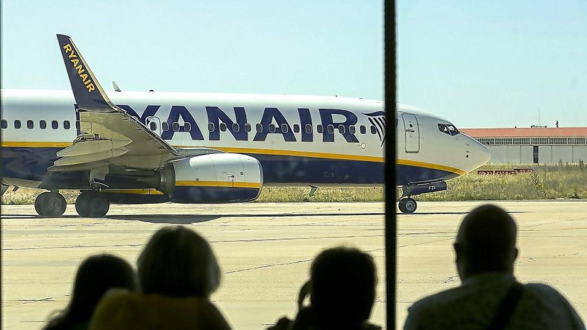 Un avión de Ryanair espera para despegar en Villanubla.
