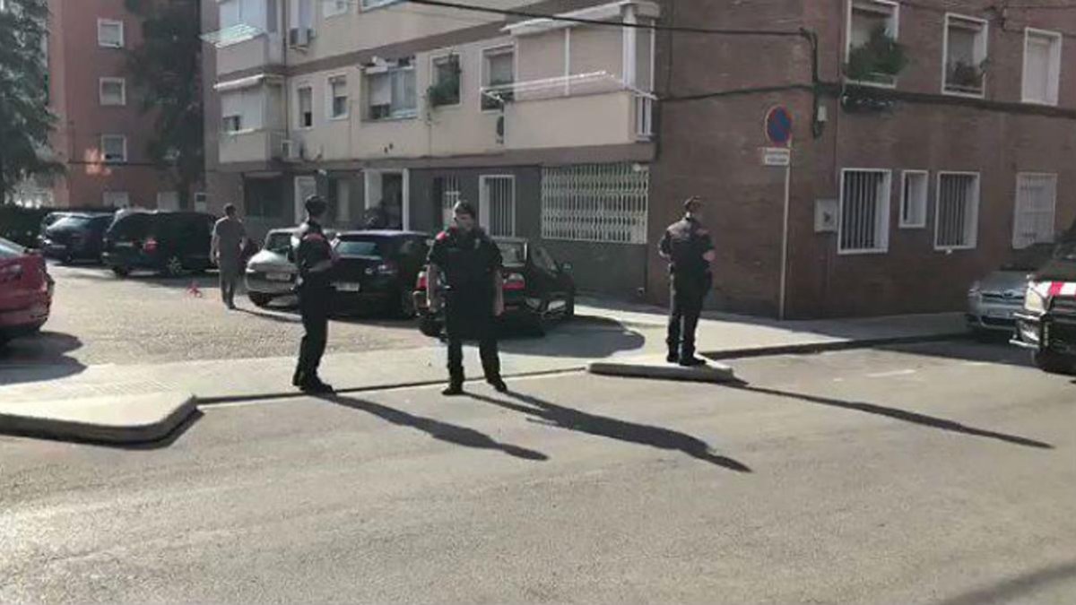 Agentes de los Mossos, ante la vivienda del sospechoso, en Cornellà. /-GUILLEM SÀNCHEZ