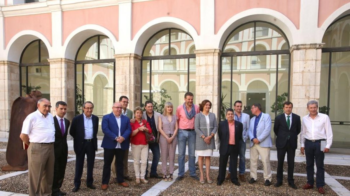 La consejera de Cultura y Turismo, María Josefa García Cirac, preside la constitución de la Mesa de la Gastronomía de Castilla y León.-ICAL