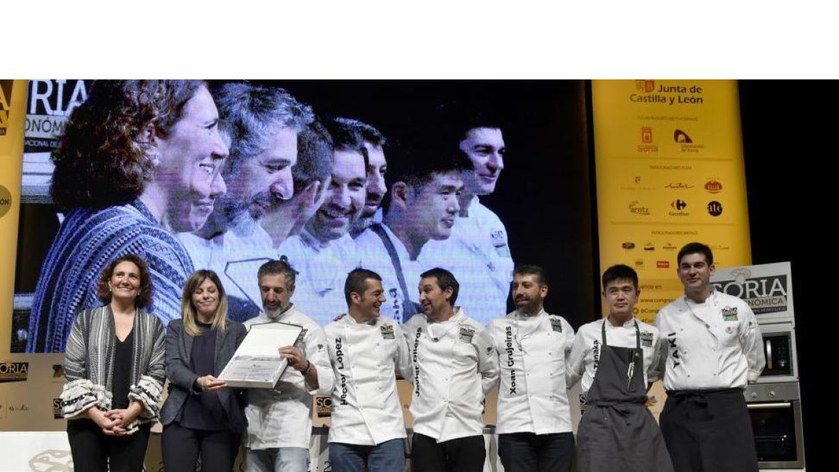 María Josefa García Cirac y la directora del Centro Superior de Hostelería de Galicia, Marta Fernández, escoltadas por cocineros gallegos en el reconocimiento a la Comunidad.-VALENTÍN GUISANDE