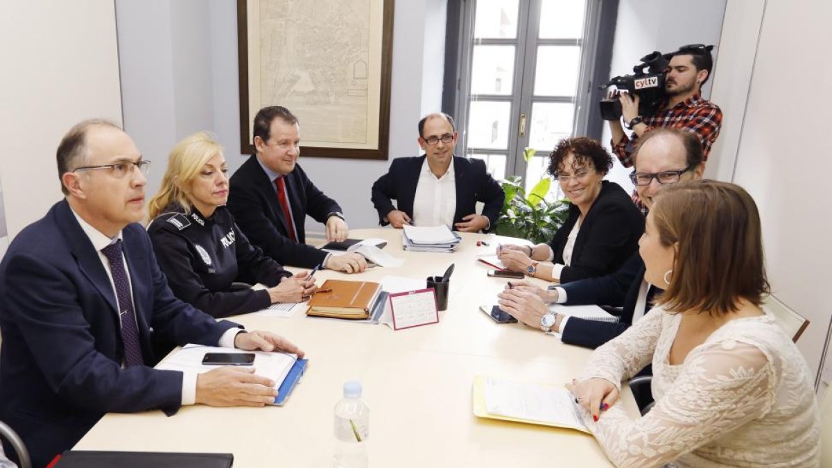 El edil Luis Vélez preside la reunión con representantes de Fiscalía, Policía Municipal, Concejalía de Servicios Sociales y DGT.-J.M.LOSTAU