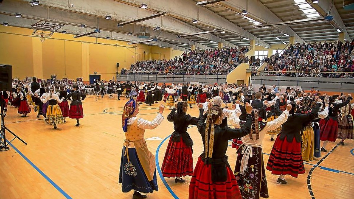 Participantes en el XXIEncuentro Provincial de Folclore celebrado ayer en Peñafiel.-EL MUNDO