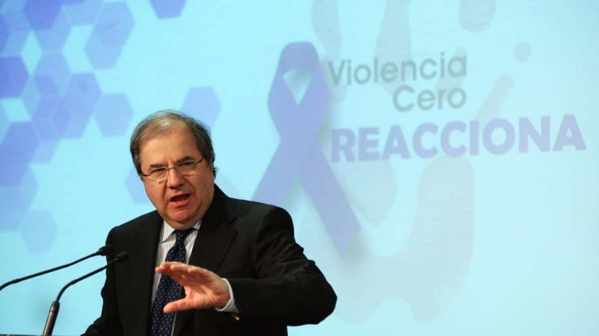 El presidente de la Junta de Castilla y León, Juan Vicente Herrera, clausura la jornada dando a conocer el nuevo modelo de atención integral a las víctimas de violencia de género-Ical