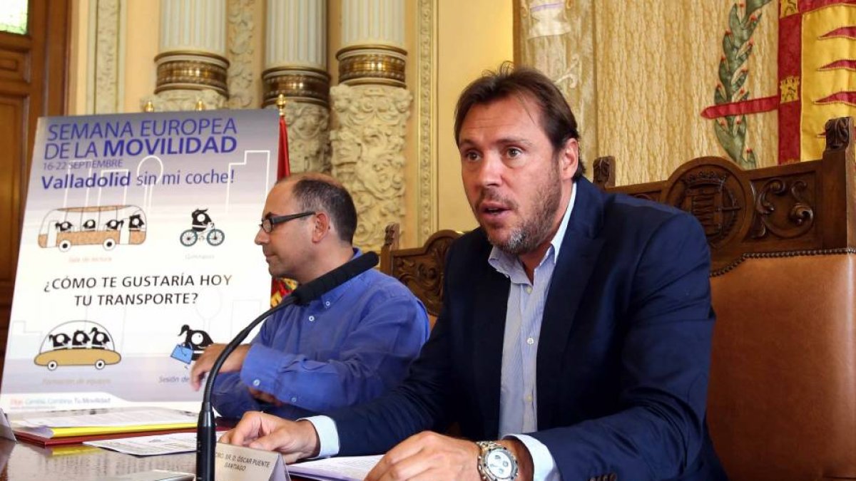 El concejal de Seguridad y Movilidad, Luis Vélez, y el alcalde de Valladolid, Óscar Puente, durante la presentación en rueda de prensa los actos previstos con motivo de la celebración de la Semana de la Movilidad 2015 y el Día sin Coche-Ical
