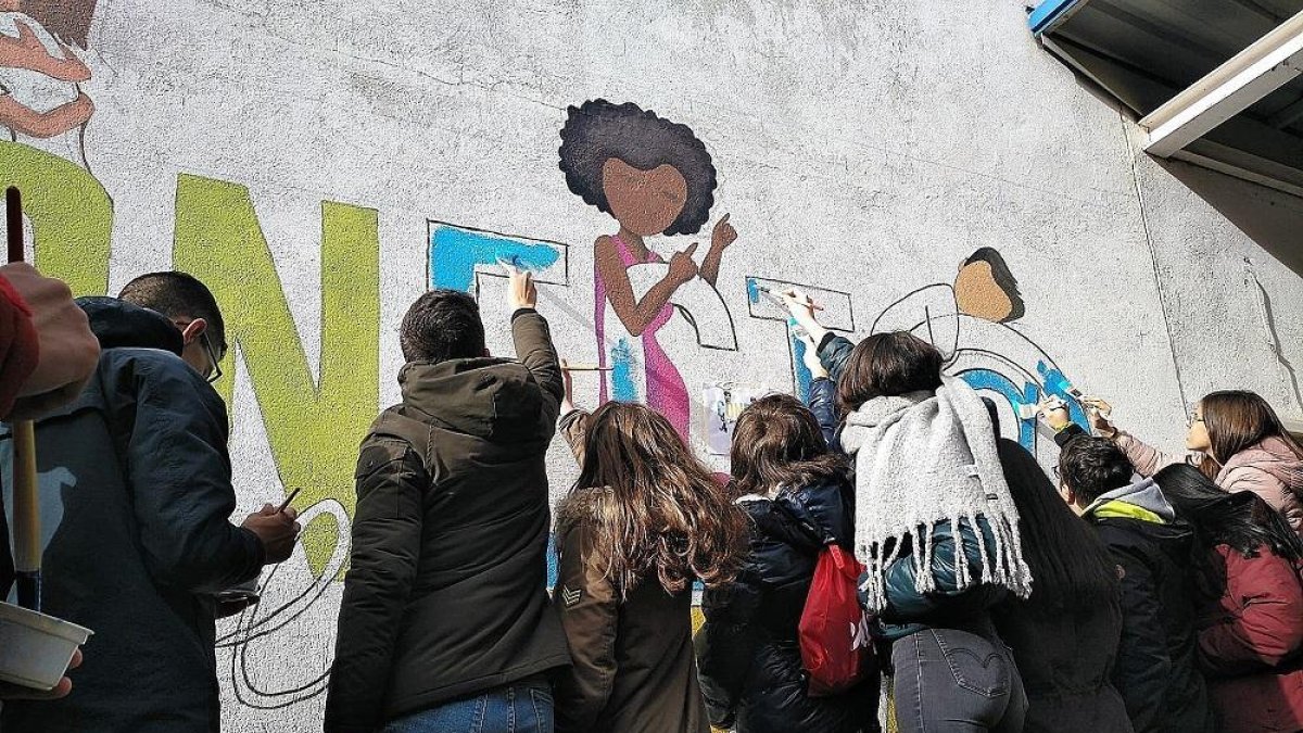 Alumnos del IES ‘Campos y Torozos’ completan el mural por la salud mental.-E.M.