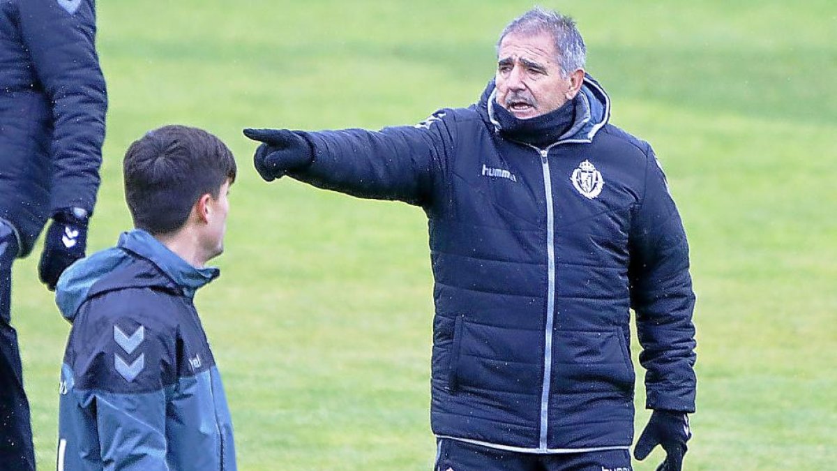 Paco Herrera da un orden durante el entrenamiento del miércoles, ante la mirada del lateral Markel.-J.M.LOSTAU