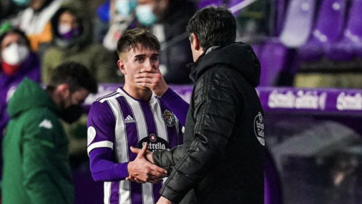 Fresneda conversa con Pacheta en una foto de enero de 2022 tras el debut en Copa del jugador. / RV
