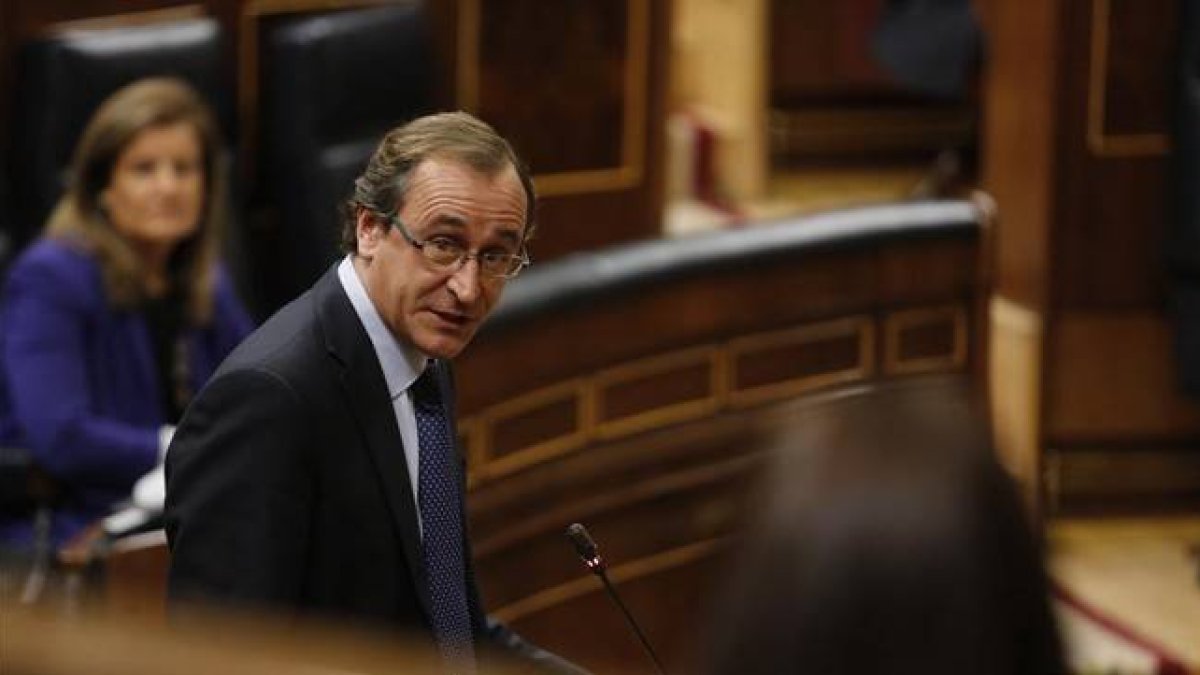 El ministro de Sanidad, Asuntos Sociales e Igualdad, Alfonso Alonso, en el Congreso.-Foto: AGUSTÍN CATALÁN