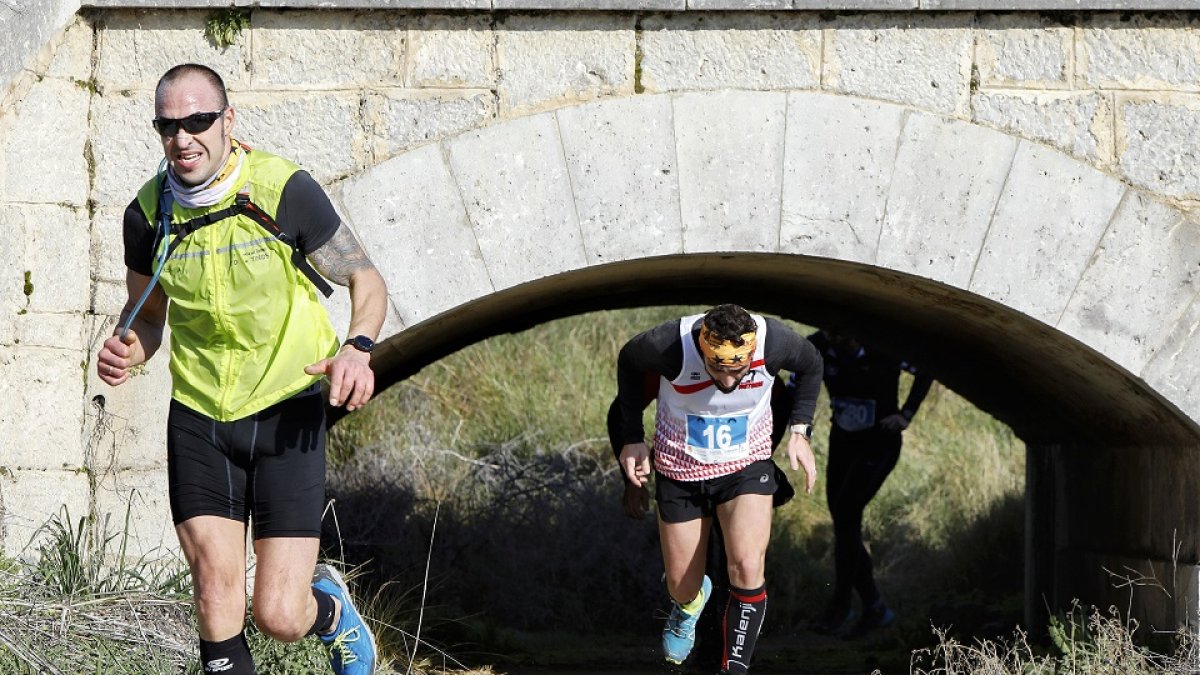 Un participante se agacha para pasar por uno de los ojos del puente.