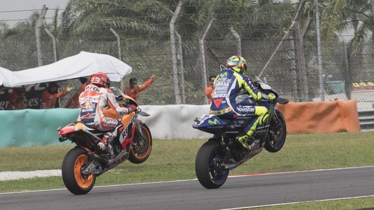 Marc Márquez (Honda) y Valentino ROssi (Yamaha) decidieron, al unísono y sin hablar, homenajear al desaparecido Marc Simoncelli, al término del primer entrenamiento de hoy en Sepang (Malasia), levantando sus motos al pasar por el punto donde falleció 'SIC-ROBERTO RIMORINI