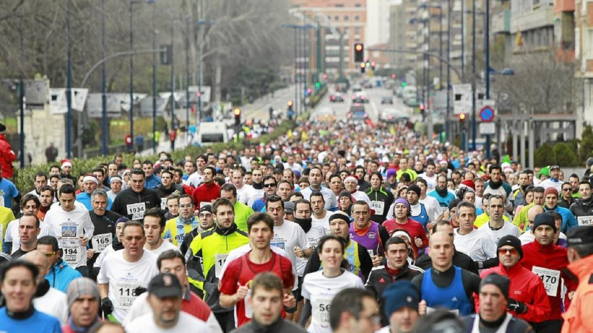 Imagen de la multitudinaria carrera San Silvestre de Valladolid.-J. M. LOSTAU