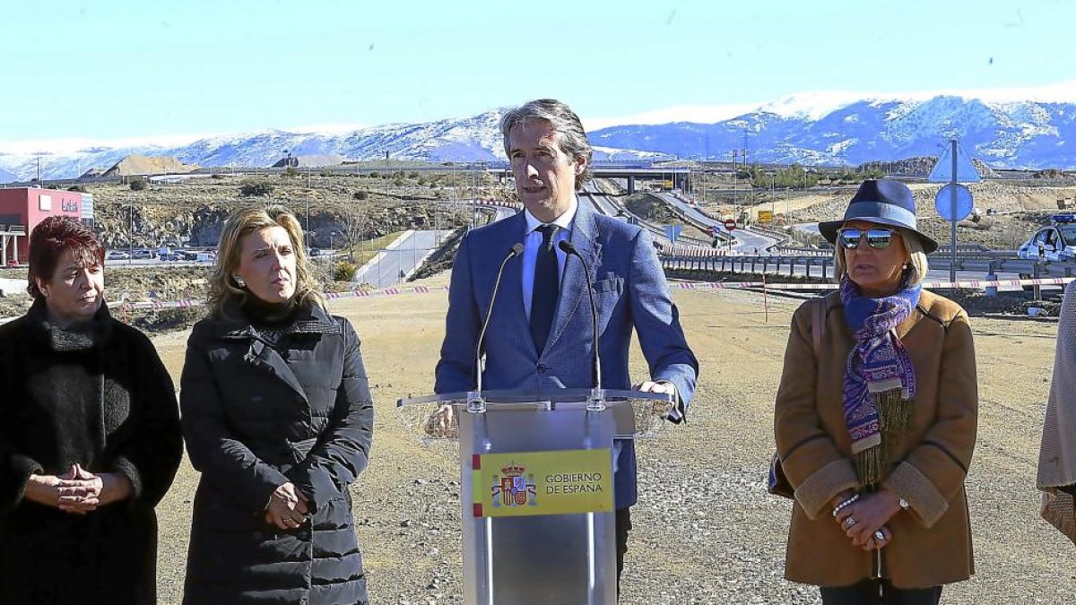 De la Serna en Segovia, acompañado a su izquierda por la la alcaldesa y la delegada del Gobierno.-ICAL