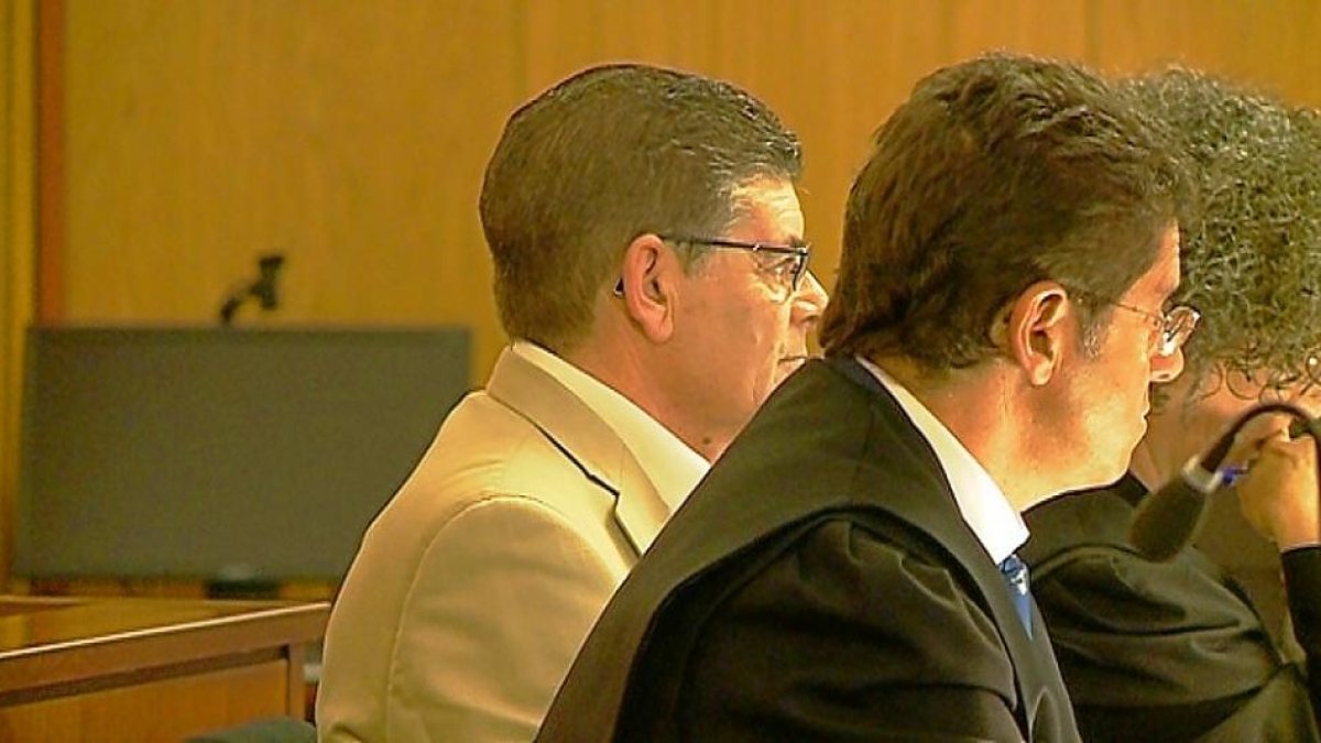 El acusado por el supuestto acuchillamiento (iz.da.) durante el juicio celebrado en la Audiencia Provincial.-LA 8