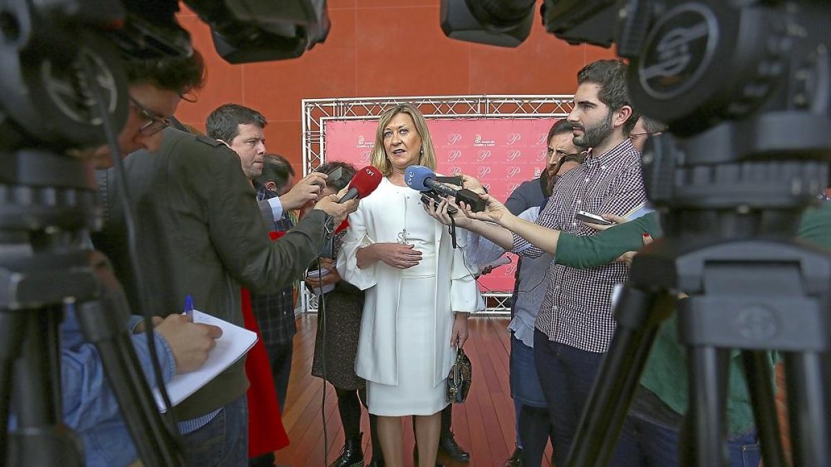 Pilar del Olmo ante los medios de comunicación, ayer después de la entrega de los Premios Castilla y León .-J. M. LOSTAU