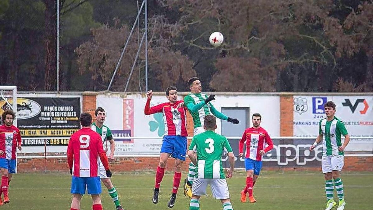 Bayón, autor de los dos goles rojiblancos, salta junto a un rival en el partido disputado en Las Salinas.-DIEGO RAYACES