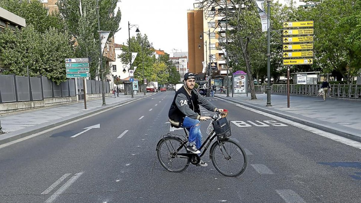 Un ciclista pasa sobre las marcas por las que discurrirá el ciclocarril que empezará en Poniente.-J.M.LOSTAU