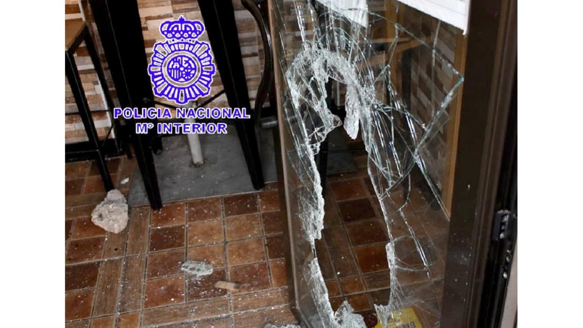 Detenidos dos hombres por un presunto delito de robo con fuerza en un establecimiento en el barrio de Los Pajarillos (Valladolid). - ICAL