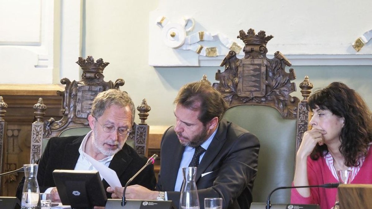 Manuel Saravia y Óscar Puente leen una de las mociones en el pleno del Ayuntamiento.-MIGUEL ÁNGEL SANTOS / PHOTOGENIC
