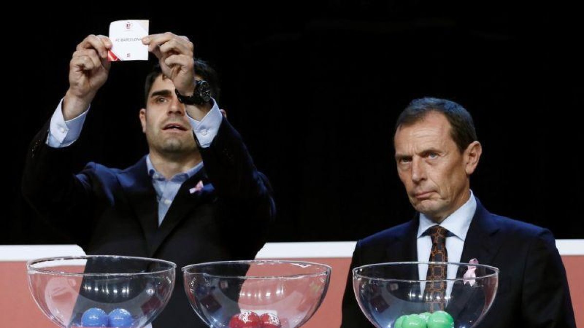Emilio Butragueño (d), representante del Real Madrid, durante el sorteo de Copa.-EFE